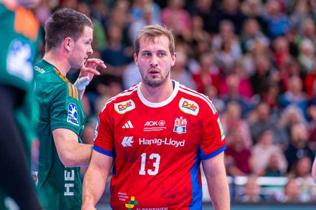 Niklas Weller (HSV Hamburg, Nr. 13) (v.l.), TSV Hannover-Burgdorf (grün) gegen HSV Hamburg (weiß) am 25. Spieltag der Saison 2025 2026 in der DAIKIN Handball-Bundesliga (13.03.2026, ZAG Arena (Hannover, GER), Copyright: xJanxGuentherx xTSVxHannover-Burgdorfx