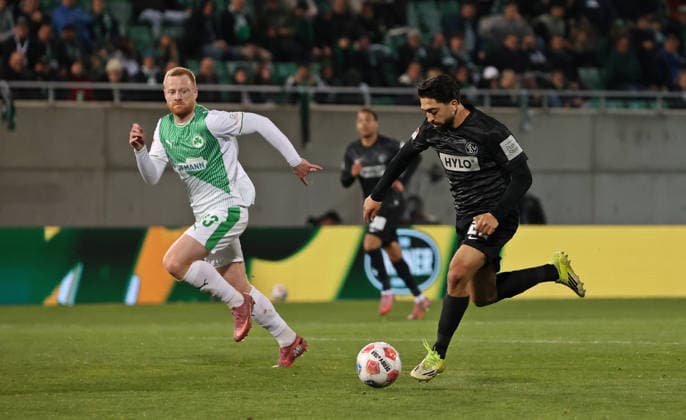 13.03.2026, Fussball, Herren, 2. Bundesliga, Saison 2025 2026, SpVgg Greuther Fürth - SV 07 Elversberg, Paul Will (SpVgg Greuther Fürth) Immanuel Pherai (SV 07 Elversberg) Fürth Sportpark Ronhof Thomas Sommer Bayern Deutschland (DEU)