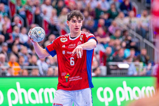 Elias Kofler (HSV Hamburg, Nr. 6) (v.l.), TSV Hannover-Burgdorf (grün) gegen HSV Hamburg (weiß) am 25. Spieltag der Saison 2025 2026 in der DAIKIN Handball-Bundesliga (13.03.2026, ZAG Arena (Hannover, GER), Copyright: xJanxGuentherx xTSVxHannover-Burgdorfx