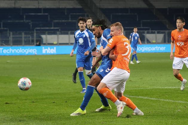 13.03.2026, xgox, Fussball 2. Bundesliga, 1. FC Magdeburg - SV Darsmtadt 98 emspor, v.l. Rayan Ghrieb (Magdeburg, 29), Fabian Holland (Darmstadt, 32) Zweikampf, Duell, Kampf, tackle (DFL DFB REGULATIONS PROHIBIT ANY USE OF PHOTOGRAPHS as IMAGE SEQUENCES and or QUASI-VIDEO) Magdeburg