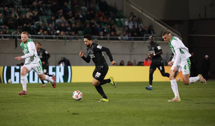 13.03.2026, Fussball, Herren, 2. Bundesliga, Saison 2025 2026, SpVgg Greuther Fürth - SV 07 Elversberg, Paul Will (SpVgg Greuther Fürth) Immanuel Pherai (SV 07 Elversberg) Philipp Ziereis (SpVgg Greuther Fürth) Fürth Sportpark Ronhof Thomas Sommer Bayern Deutschland (DEU)