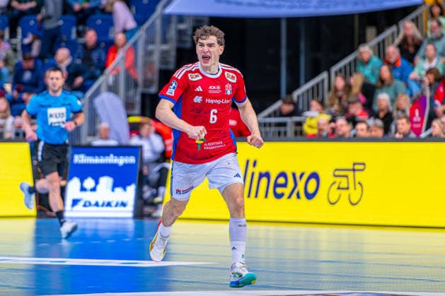 Elias Kofler (HSV Hamburg, Nr. 6) (v.l.), TSV Hannover-Burgdorf (grün) gegen HSV Hamburg (weiß) am 25. Spieltag der Saison 2025 2026 in der DAIKIN Handball-Bundesliga (13.03.2026, ZAG Arena (Hannover, GER), Copyright: xJanxGuentherx xTSVxHannover-Burgdorfx