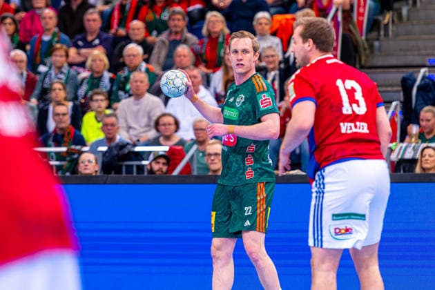 Marian Michalczik (TSV Hannover-Burgdorf, Nr. 22) (v.l.), TSV Hannover-Burgdorf (grün) gegen HSV Hamburg (weiß) am 25. Spieltag der Saison 2025 2026 in der DAIKIN Handball-Bundesliga (13.03.2026, ZAG Arena (Hannover, GER), Copyright: xJanxGuentherx xTSVxHannover-Burgdorfx