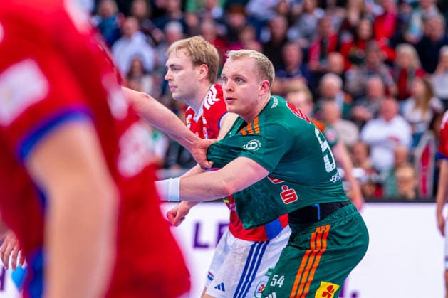 Justus Fischer (TSV Hannover-Burgdorf, Nr. 54) (v.l.), TSV Hannover-Burgdorf (grün) gegen HSV Hamburg (weiß) am 25. Spieltag der Saison 2025 2026 in der DAIKIN Handball-Bundesliga (13.03.2026, ZAG Arena (Hannover, GER), Copyright: xJanxGuentherx xTSVxHannover-Burgdorfx