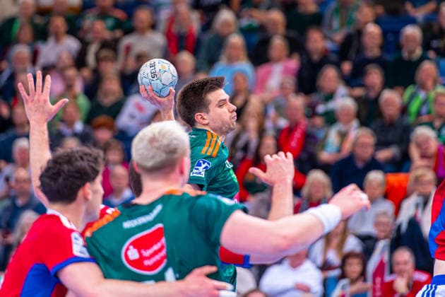 Renars Uscins (TSV Hannover-Burgdorf, Nr. 10) (v.l.), TSV Hannover-Burgdorf (grün) gegen HSV Hamburg (weiß) am 25. Spieltag der Saison 2025 2026 in der DAIKIN Handball-Bundesliga (13.03.2026, ZAG Arena (Hannover, GER), Copyright: xJanxGuentherx xTSVxHannover-Burgdorfx