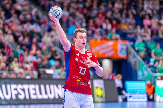 Moritz Sauter (HSV Hamburg, Nr. 33) (v.l.), TSV Hannover-Burgdorf (grün) gegen HSV Hamburg (weiß) am 25. Spieltag der Saison 2025 2026 in der DAIKIN Handball-Bundesliga (13.03.2026, ZAG Arena (Hannover, GER), Copyright: xJanxGuentherx xTSVxHannover-Burgdorfx