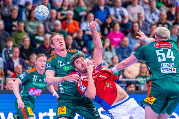 Marian Michalczik (TSV Hannover-Burgdorf, Nr. 22) Jacob Arenth Lassen (HSV Hamburg, Nr. 9) (v.l.), TSV Hannover-Burgdorf (grün) gegen HSV Hamburg (weiß) am 25. Spieltag der Saison 2025 2026 in der DAIKIN Handball-Bundesliga (13.03.2026, ZAG Arena (Hannover, GER), *** Marian Michalczik TSV Hannover Burgdorf, No. 22 Jacob Arenth Lassen HSV Hamburg, No. 9 v l , TSV Hannover Burgdorf green against HSV Hamburg white on matchday 25 of the 2025 2026 season in the DAIKIN Handball Bundesliga 13 03 2026, ZAG Arena Hannover, GER , Copyright: xJanxGuentherx xTSVxHannover-Burgdorfx
