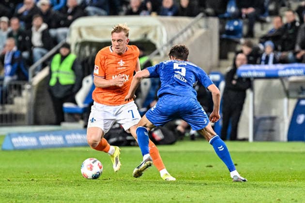 Fußball I Herren I Saison 2025-2026 I 2. Bundesliga I 26. Spieltag I 1. FC Magdeburg - SV Darmstadt 98 I 13.03.2026 Zweikampf Isac Lidberg (7, SV Darmstadt 98) gegen Tobias Müller (5, 1. FC Magdeburg) Magdeburg Avnet Arena (Heinz-Krügel-Platz 1) Sachsen-Anhalt Deutschland