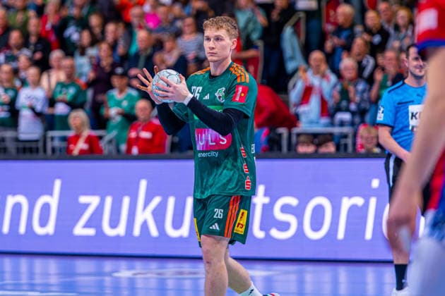 Jonathan Edvardsson (TSV Hannover-Burgdorf, Nr. 26) (v.l.), TSV Hannover-Burgdorf (grün) gegen HSV Hamburg (weiß) am 25. Spieltag der Saison 2025 2026 in der DAIKIN Handball-Bundesliga (13.03.2026, ZAG Arena (Hannover, GER), Copyright: xJanxGuentherx xTSVxHannover-Burgdorfx