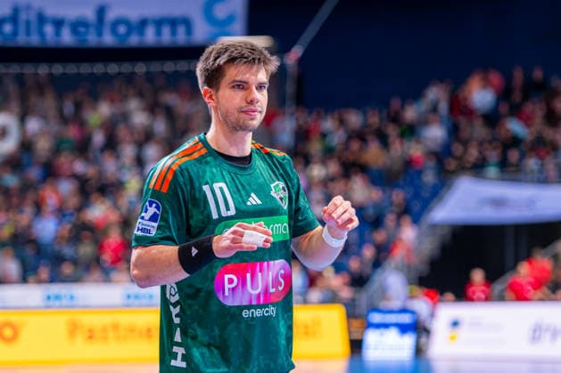 Renars Uscins (TSV Hannover-Burgdorf, Nr. 10) (v.l.), TSV Hannover-Burgdorf (grün) gegen HSV Hamburg (weiß) am 25. Spieltag der Saison 2025 2026 in der DAIKIN Handball-Bundesliga (13.03.2026, ZAG Arena (Hannover, GER), Copyright: xJanxGuentherx xTSVxHannover-Burgdorfx