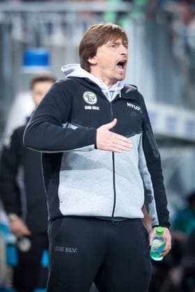 Cheftrainer Vincent Wagner (SV 07 Elversberg) gibt Anweisungen an die Mannschaft, Spvgg Greuther Fuerth vs. SV Elversberg Fussball, Maenner, 2. Bundesliga, Saison 2025 2026, Rueckrunde, 26. Spieltag, 13.03.2026 DFB regulations prohibit any use of photographs as image sequences and or quasi-video Fuerth Bayern Deutschland