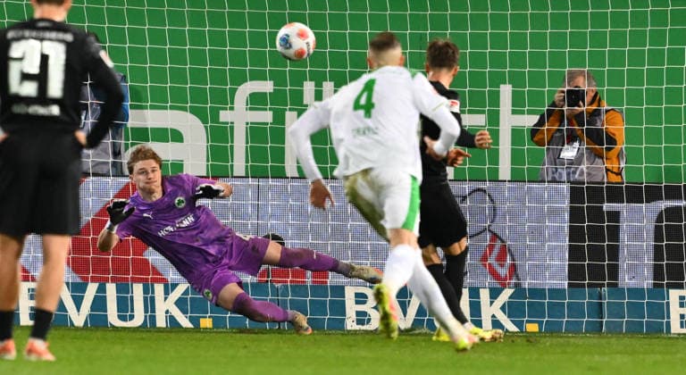13.03.2026 - Fussball - Saison 2025 2026 - 2. Fussball - Bundesliga - 26. Spieltag: SpVgg Greuther Fürth ( Kleeblatt SGF ) - SV Elversberg SVE - Sportfoto Zink - xwoxzix - DFL regulations prohibit any use of photographs as image sequences and or quasi-video - only for editorial use - Lukas Petkov (25, SV Elversberg ) vergibt Elfmeter Strafstoß gegen Silas Prüfrock (43, SpVgg Greuther Fürth )