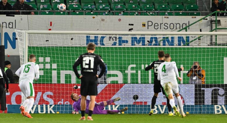 13.03.2026 - Fussball - Saison 2025 2026 - 2. Fussball - Bundesliga - 26. Spieltag: SpVgg Greuther Fürth ( Kleeblatt SGF ) - SV Elversberg SVE - Sportfoto Zink - xwoxzix - DFL regulations prohibit any use of photographs as image sequences and or quasi-video - only for editorial use - Lukas Petkov (25, SV Elversberg ) vergibt Elfmeter Strafstoß gegen Silas Prüfrock (43, SpVgg Greuther Fürth )