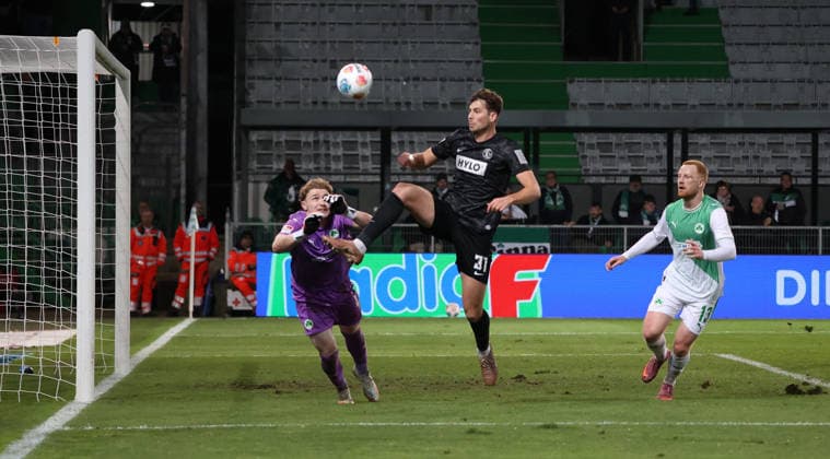 13.03.2026, Fussball, Herren, 2. Bundesliga, Saison 2025 2026, SpVgg Greuther Fürth - SV 07 Elversberg, Szene die zum Strafstoß führte, Silas Prüfrock (SpVgg Greuther Fürth) Maximilian Rohr (SV 07 Elversberg) Fürth Sportpark Ronhof Thomas Sommer Bayern Deutschland (DEU)