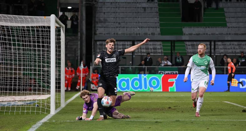 13.03.2026, Fussball, Herren, 2. Bundesliga, Saison 2025 2026, SpVgg Greuther Fürth - SV 07 Elversberg, Szene die zum Strafstoß führte, Silas Prüfrock (SpVgg Greuther Fürth) Maximilian Rohr (SV 07 Elversberg) Fürth Sportpark Ronhof Thomas Sommer Bayern Deutschland (DEU)