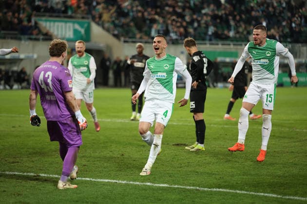 13.03.2026, xrekx, Fussball 2.Bundesliga, SpVgg Greuther Fuerth - SV Elversberg v.l. Lukas Petkov (SV 07 Elversberg) Elfmeter, Strafstoss verschossen Silas Prüfrock Pruefrock (SpVgg Greuther Fuerth) Philipp Ziereis (SpVgg Greuther Fuerth) Jan Elvedi (SpVgg Greuther Fuerth) jubeln (DFL DFB REGULATIONS PROHIBIT ANY USE OF PHOTOGRAPHS as IMAGE SEQUENCES and or QUASI-VIDEO) Fuerth