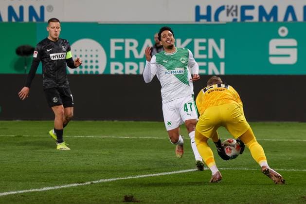 Sayallah Ltaief (Spvgg Greuther Fuerth)ü kommt zu spaet gegen Nicolas Kristof 20 (SV 07 Elversberg), Spvgg Greuther Fuerth vs. SV Elversberg Fussball, Maenner, 2. Bundesliga, Saison 2025 2026, Rueckrunde, 26. Spieltag, 13.03.2026 DFB regulations prohibit any use of photographs as image sequences and or quasi-video Fuerth Bayern Deutschland