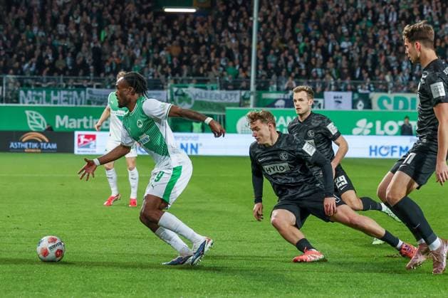 Noel Futkeu 9 (Spvgg Greuther Fuerth) in Aktion gegen Lasse Guenther 21 (SV 07 Elversberg), Spvgg Greuther Fuerth vs. SV Elversberg Fussball, Maenner, 2. Bundesliga, Saison 2025 2026, Rueckrunde, 26. Spieltag, 13.03.2026 DFB regulations prohibit any use of photographs as image sequences and or quasi-video Fuerth Bayern Deutschland