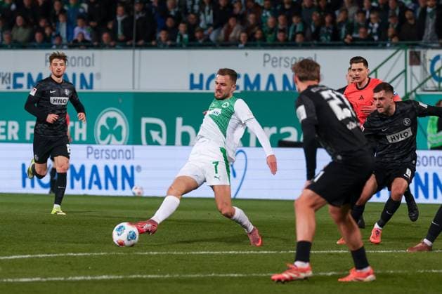 Dennis Srbeny 7 (Spvgg Greuther Fuerth) in Aktion, Spvgg Greuther Fuerth vs. SV Elversberg Fussball, Maenner, 2. Bundesliga, Saison 2025 2026, Rueckrunde, 26. Spieltag, 13.03.2026 DFB regulations prohibit any use of photographs as image sequences and or quasi-video Fuerth Bayern Deutschland