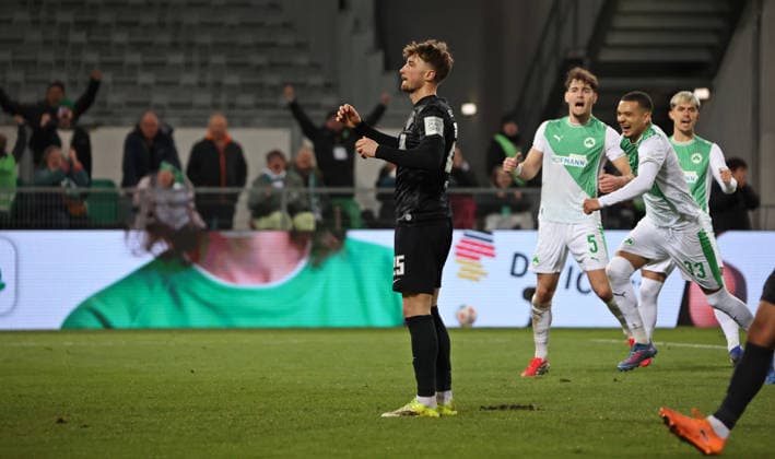 13.03.2026, Fussball, Herren, 2. Bundesliga, Saison 2025 2026, SpVgg Greuther Fürth - SV 07 Elversberg, Lukas Petkov (SV 07 Elversberg) ist nach seinem verschossenen Elfmeter enttäuscht, die Spieler von Greuther Fürth jubeln Fürth Sportpark Ronhof Thomas Sommer Bayern Deutschland (DEU)