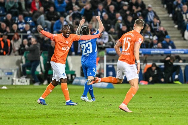 Fußball I Herren I Saison 2025-2026 I 2. Bundesliga I 26. Spieltag I 1. FC Magdeburg - SV Darmstadt 98 I 13.03.2026 Matondo-Merveille Papela (21, SV Darmstadt 98) jubelt zum Torschützen Fabian Nürnberger (15, SV Darmstadt 98) Magdeburg Avnet Arena (Heinz-Krügel-Platz 1) Sachsen-Anhalt Deutschland