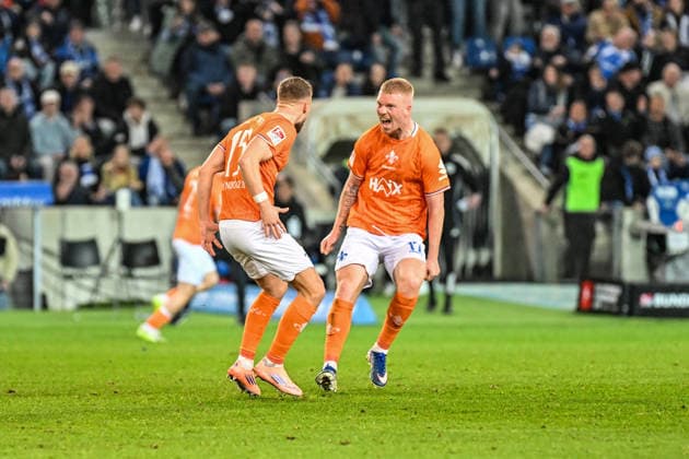 Fußball I Herren I Saison 2025-2026 I 2. Bundesliga I 26. Spieltag I 1. FC Magdeburg - SV Darmstadt 98 I 13.03.2026 Torjubel Torschütze Fabian Nürnberger (15, SV Darmstadt 98) jubelt mit Kai Klefisch (17, SV Darmstadt 98) nach dem 1:1 Ausgleichstor Magdeburg Avnet Arena (Heinz-Krügel-Platz 1) Sachsen-Anhalt Deutschland