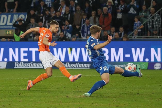 13.03.2026, xgox, Fussball 2. Bundesliga, 1. FC Magdeburg - SV Darsmtadt 98 emspor, v.l. Fabian Nuernberger (Nürnberger, Darmstadt, 15) schiesst Tor, schießt, Torschuetze, erzielt Tor, Treffer, scores the goal 1:1 (DFL DFB REGULATIONS PROHIBIT ANY USE OF PHOTOGRAPHS as IMAGE SEQUENCES and or QUASI-VIDEO) Magdeburg