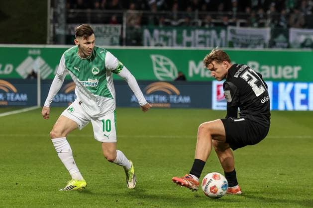 Branimir Hrgota 10 (Spvgg Greuther Fuerth) in Aktion mit Lasse Guenther 21 (SV 07 Elversberg), Spvgg Greuther Fuerth vs. SV Elversberg Fussball, Maenner, 2. Bundesliga, Saison 2025 2026, Rueckrunde, 26. Spieltag, 13.03.2026 DFB regulations prohibit any use of photographs as image sequences and or quasi-video Fuerth Bayern Deutschland
