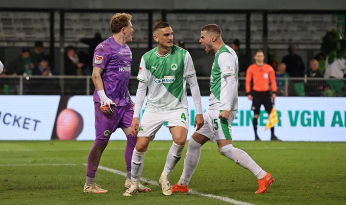 13.03.2026, Fussball, Herren, 2. Bundesliga, Saison 2025 2026, SpVgg Greuther Fürth - SV 07 Elversberg, Silas Prüfrock (SpVgg Greuther Fürth), Philipp Ziereis (SpVgg Greuther Fürth) und Jan Elvedi (SpVgg Greuther Fürth) jubeln Fürth Sportpark Ronhof Thomas Sommer Bayern Deutschland (DEU)