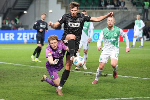 13.03.2026, xrekx, Fussball 2.Bundesliga, SpVgg Greuther Fuerth - SV Elversberg v.l. Foulspiel zum Elfmeter, Strafstoss Silas Prüfrock Pruefrock (SpVgg Greuther Fuerth) Maximilian Rohr (SV 07 Elversberg) (DFL DFB REGULATIONS PROHIBIT ANY USE OF PHOTOGRAPHS as IMAGE SEQUENCES and or QUASI-VIDEO) Fuerth