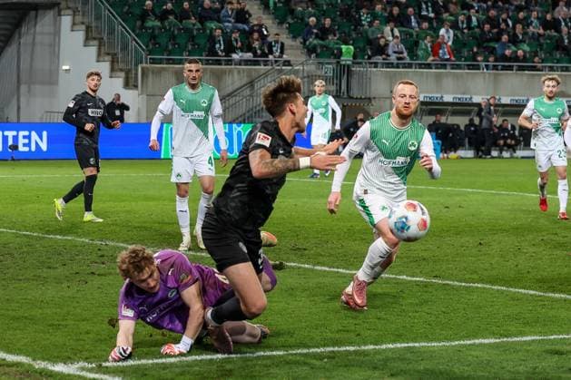 Silas Joel Pruefrock 43 (Spvgg Greuther Fuerth) foult Maximilian Rohr 31 (SV 07 Elversberg), es gibt Strafstoss fuer Elversberg, Spvgg Greuther Fuerth vs. SV Elversberg Fussball, Maenner, 2. Bundesliga, Saison 2025 2026, Rueckrunde, 26. Spieltag, 13.03.2026 DFB regulations prohibit any use of photographs as image sequences and or quasi-video Fuerth Bayern Deutschland