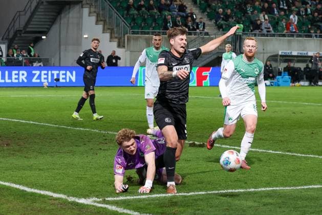 Silas Joel Pruefrock 43 (Spvgg Greuther Fuerth) foult Maximilian Rohr 31 (SV 07 Elversberg), es gibt Strafstoss fuer Elversberg, Spvgg Greuther Fuerth vs. SV Elversberg Fussball, Maenner, 2. Bundesliga, Saison 2025 2026, Rueckrunde, 26. Spieltag, 13.03.2026 DFB regulations prohibit any use of photographs as image sequences and or quasi-video Fuerth Bayern Deutschland