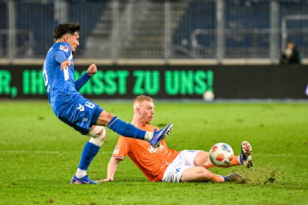 Fußball I Herren I Saison 2025-2026 I 2. Bundesliga I 26. Spieltag I 1. FC Magdeburg - SV Darmstadt 98 I 13.03.2026 Zweikampf Laurin Ulrich (8, 1. FC Magdeburg), Kai Klefisch (17, SV Darmstadt 98) grätscht den Ball weg Magdeburg Avnet Arena (Heinz-Krügel-Platz 1) Sachsen-Anhalt Deutschland