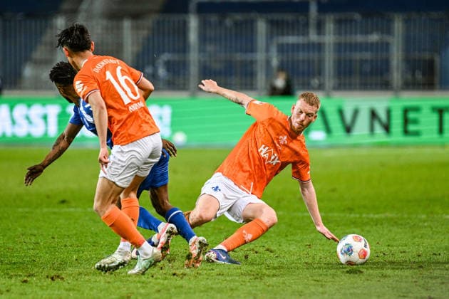 Fußball I Herren I Saison 2025-2026 I 2. Bundesliga I 26. Spieltag I 1. FC Magdeburg - SV Darmstadt 98 I 13.03.2026 Zweikampf Hiroki Akiyama (16, SV Darmstadt 98), Lubambo Musonda (19, 1. FC Magdeburg) und Kai Klefisch (17, SV Darmstadt 98) Magdeburg Avnet Arena (Heinz-Krügel-Platz 1) Sachsen-Anhalt Deutschland