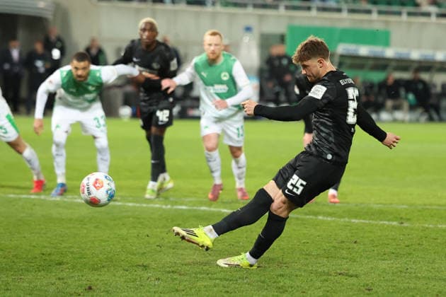 13.03.2026, xrekx, Fussball 2.Bundesliga, SpVgg Greuther Fuerth - SV Elversberg v.l. Lukas Petkov (SV 07 Elversberg) Elfmeter verschossen (DFL DFB REGULATIONS PROHIBIT ANY USE OF PHOTOGRAPHS as IMAGE SEQUENCES and or QUASI-VIDEO) Fuerth