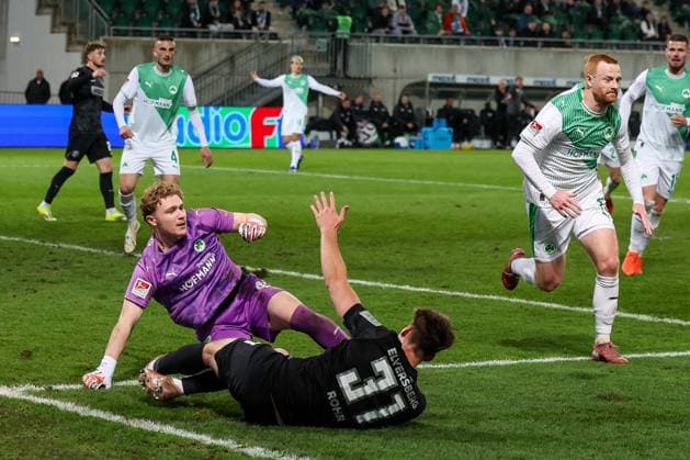 Silas Joel Pruefrock 43 (Spvgg Greuther Fuerth) foult Maximilian Rohr 31 (SV 07 Elversberg), es gibt Strafstoss fuer Elversberg, Spvgg Greuther Fuerth vs. SV Elversberg Fussball, Maenner, 2. Bundesliga, Saison 2025 2026, Rueckrunde, 26. Spieltag, 13.03.2026 DFB regulations prohibit any use of photographs as image sequences and or quasi-video Fuerth Bayern Deutschland