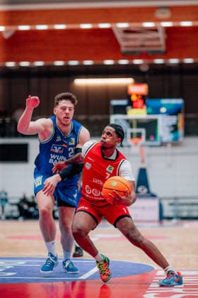 BB-2BL SBB Baskets - HAKRO Merlins Crailsheim Till Isemann (HAKRO Merlins Crailsheim), Daivien Latrell Williamson (SBB Baskets) waehrend der Saison 2025-2026 in der 2. Barmer Basketball Bundesliga Pro A am 26. Spieltag zwischen SBB Baskets und HAKRO Merlins Crailsheim in der Wolfgang-Lakenmacher-Halle am 13. March 2026 in Magdeburg, Sachsen Anhalt, Deutschland