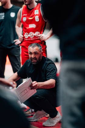 BB-2BL SBB Baskets - HAKRO Merlins Crailsheim Trainer Achmadschah Zazai (SBB Baskets) waehrend der Saison 2025-2026 in der 2. Barmer Basketball Bundesliga Pro A am 26. Spieltag zwischen SBB Baskets und HAKRO Merlins Crailsheim in der Wolfgang-Lakenmacher-Halle am 13. March 2026 in Magdeburg, Sachsen Anhalt, Deutschland
