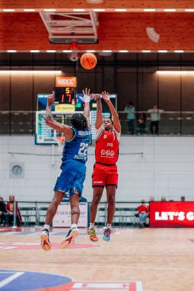 BB-2BL SBB Baskets - HAKRO Merlins Crailsheim Daivien Latrell Williamson (SBB Baskets), Antonio Dewane Madlock JR (HAKRO Merlins Crailsheim) waehrend der Saison 2025-2026 in der 2. Barmer Basketball Bundesliga Pro A am 26. Spieltag zwischen SBB Baskets und HAKRO Merlins Crailsheim in der Wolfgang-Lakenmacher-Halle am 13. March 2026 in Magdeburg, Sachsen Anhalt, Deutschland
