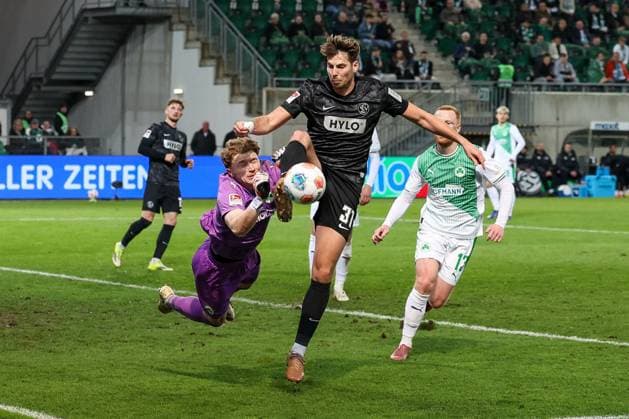 Silas Joel Pruefrock 43 (Spvgg Greuther Fuerth) foult Maximilian Rohr 31 (SV 07 Elversberg), es gibt Strafstoss fuer Elversberg, Spvgg Greuther Fuerth vs. SV Elversberg Fussball, Maenner, 2. Bundesliga, Saison 2025 2026, Rueckrunde, 26. Spieltag, 13.03.2026 DFB regulations prohibit any use of photographs as image sequences and or quasi-video Fuerth Bayern Deutschland