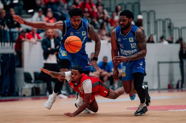 BB-2BL SBB Baskets - HAKRO Merlins Crailsheim Daivien Latrell Williamson (SBB Baskets), Xavier Trent Johnson (HAKRO Merlins Crailsheim) waehrend der Saison 2025-2026 in der 2. Barmer Basketball Bundesliga Pro A am 26. Spieltag zwischen SBB Baskets und HAKRO Merlins Crailsheim in der Wolfgang-Lakenmacher-Halle am 13. March 2026 in Magdeburg, Sachsen Anhalt, Deutschland