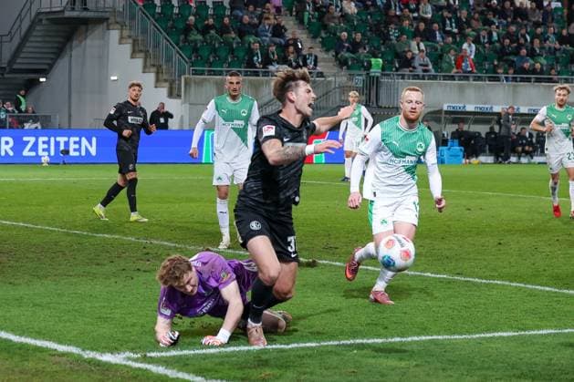 Silas Joel Pruefrock 43 (Spvgg Greuther Fuerth) foult Maximilian Rohr 31 (SV 07 Elversberg), es gibt Strafstoss fuer Elversberg, Spvgg Greuther Fuerth vs. SV Elversberg Fussball, Maenner, 2. Bundesliga, Saison 2025 2026, Rueckrunde, 26. Spieltag, 13.03.2026 DFB regulations prohibit any use of photographs as image sequences and or quasi-video Fuerth Bayern Deutschland