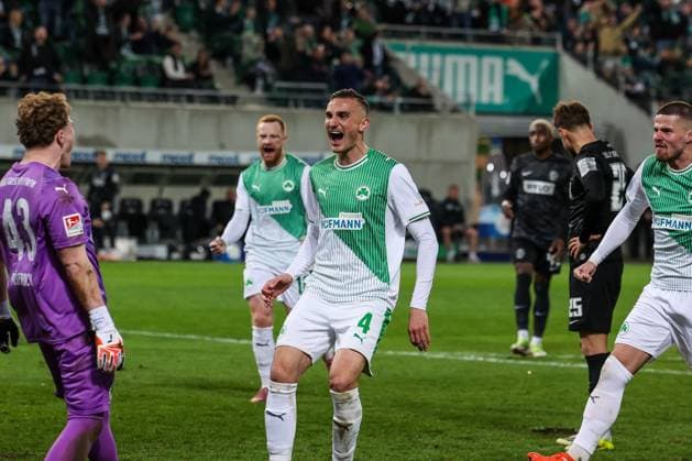 Silas Joel Pruefrock 43 (Spvgg Greuther Fuerth), Philipp Ziereis 4 (Spvgg Greuther Fuerth) und Jan Elvedi 15 (Spvgg Greuther Fuerth) freuen sich ueber den verschossenen Elfmeter, Spvgg Greuther Fuerth vs. SV Elversberg Fussball, Maenner, 2. Bundesliga, Saison 2025 2026, Rueckrunde, 26. Spieltag, 13.03.2026 DFB regulations prohibit any use of photographs as image sequences and or quasi-video Fuerth Bayern Deutschland