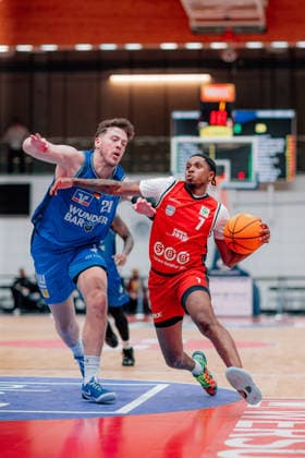 BB-2BL SBB Baskets - HAKRO Merlins Crailsheim Daivien Latrell Williamson (SBB Baskets) im Duell mit Till Isemann (HAKRO Merlins Crailsheim) waehrend der Saison 2025-2026 in der 2. Barmer Basketball Bundesliga Pro A am 26. Spieltag zwischen SBB Baskets und HAKRO Merlins Crailsheim in der Wolfgang-Lakenmacher-Halle am 13. March 2026 in Magdeburg, Sachsen Anhalt, Deutschland