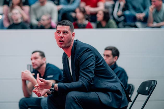 BB-2BL SBB Baskets - HAKRO Merlins Crailsheim Sportlicher Leiter Bogdan RadosavljeviÄ‡ (HAKRO Merlins Crailsheim) waehrend der Saison 2025-2026 in der 2. Barmer Basketball Bundesliga Pro A am 26. Spieltag zwischen SBB Baskets und HAKRO Merlins Crailsheim in der Wolfgang-Lakenmacher-Halle am 13. March 2026 in Magdeburg, Sachsen Anhalt, Deutschland
