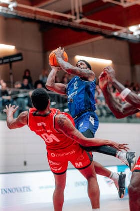 BB-2BL SBB Baskets - HAKRO Merlins Crailsheim Xavier Trent Johnson (HAKRO Merlins Crailsheim), Michael Hughes II (SBB Baskets) waehrend der Saison 2025-2026 in der 2. Barmer Basketball Bundesliga Pro A am 26. Spieltag zwischen SBB Baskets und HAKRO Merlins Crailsheim in der Wolfgang-Lakenmacher-Halle am 13. March 2026 in Magdeburg, Sachsen Anhalt, Deutschland
