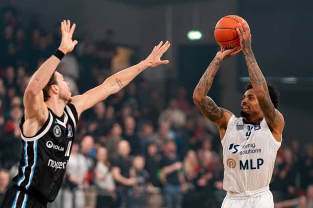 Michael Weathers (MLP Academics Heidelberg, 20) beim Wurf, Niklas Wimberg (Veolia Towers Hamburg, 17), GER, Veolia Towers Hamburg vs MLP Academics Heidelberg, Basketball, Bundesliga, Spieltag 24, Saison 2025 2026, 13.03.2026 GER, Veolia Towers Hamburg vs MLP Academics Heidelberg, Basketball, Bundesliga, Spieltag 24, Saison 2025 2026, 13.03.2026 Hamburg Copyright: xEibner-Pressefoto MaxxVincenx EP_MVN