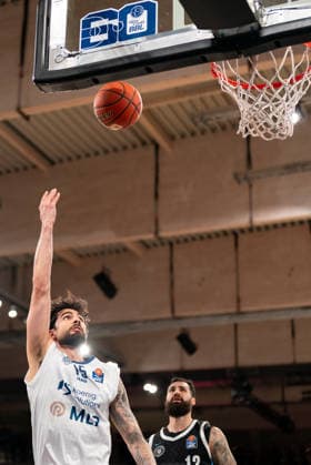Marcel Kessen (MLP Academics Heidelberg, 15) beim Korbleger, Martin Breunig (Veolia Towers Hamburg, 13), GER, Veolia Towers Hamburg vs MLP Academics Heidelberg, Basketball, Bundesliga, Spieltag 24, Saison 2025 2026, 13.03.2026 GER, Veolia Towers Hamburg vs MLP Academics Heidelberg, Basketball, Bundesliga, Spieltag 24, Saison 2025 2026, 13.03.2026 Hamburg Copyright: xEibner-Pressefoto MaxxVincenx EP_MVN