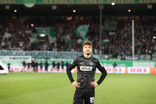 13.03.2026, xrekx, Fussball 2.Bundesliga, SpVgg Greuther Fuerth - SV Elversberg v.l. Spielende Lukas Petkov (SV 07 Elversberg) enttaeuscht, enttäuscht, schaut enttaeuscht, niedergeschlagen, disappointed vor dem Gästeblock Spielende Lukas Petkov (SV 07 Elversberg) enttaeuscht, enttäuscht, schaut enttaeuscht, niedergeschlagen, disappointed vor dem Gästeblock (DFL DFB REGULATIONS PROHIBIT ANY USE OF PHOTOGRAPHS as IMAGE SEQUENCES and or QUASI-VIDEO) Fuerth *** 13 03 2026, xrekx, Fußball 2 Bundesliga, SpVgg Greuther Fuerth SV Elversberg v l Spielende Lukas Petkov SV 07 Elversberg enttaeuscht, enttäuscht, schaut enttaeuscht, niedergeschlagen, disappointed in front of the visitors block End of match Lukas Petkov SV 07 Elversberg disappointed, disappointed, looks disappointed, looks dejected, looks disappointed in front of the visitors block DFL DFB REGULATIONS PROHIBIT ANY USE OF PHOTOGRAPHS as IMAGE SEQUENCES and or QUASI VIDEO Fuerth