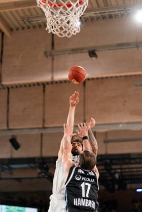 Marcel Kessen (MLP Academics Heidelberg, 15) beim Wurf, Niklas Wimberg (Veolia Towers Hamburg, 17), GER, Veolia Towers Hamburg vs MLP Academics Heidelberg, Basketball, Bundesliga, Spieltag 24, Saison 2025 2026, 13.03.2026 GER, Veolia Towers Hamburg vs MLP Academics Heidelberg, Basketball, Bundesliga, Spieltag 24, Saison 2025 2026, 13.03.2026 Hamburg Copyright: xEibner-Pressefoto MaxxVincenx EP_MVN